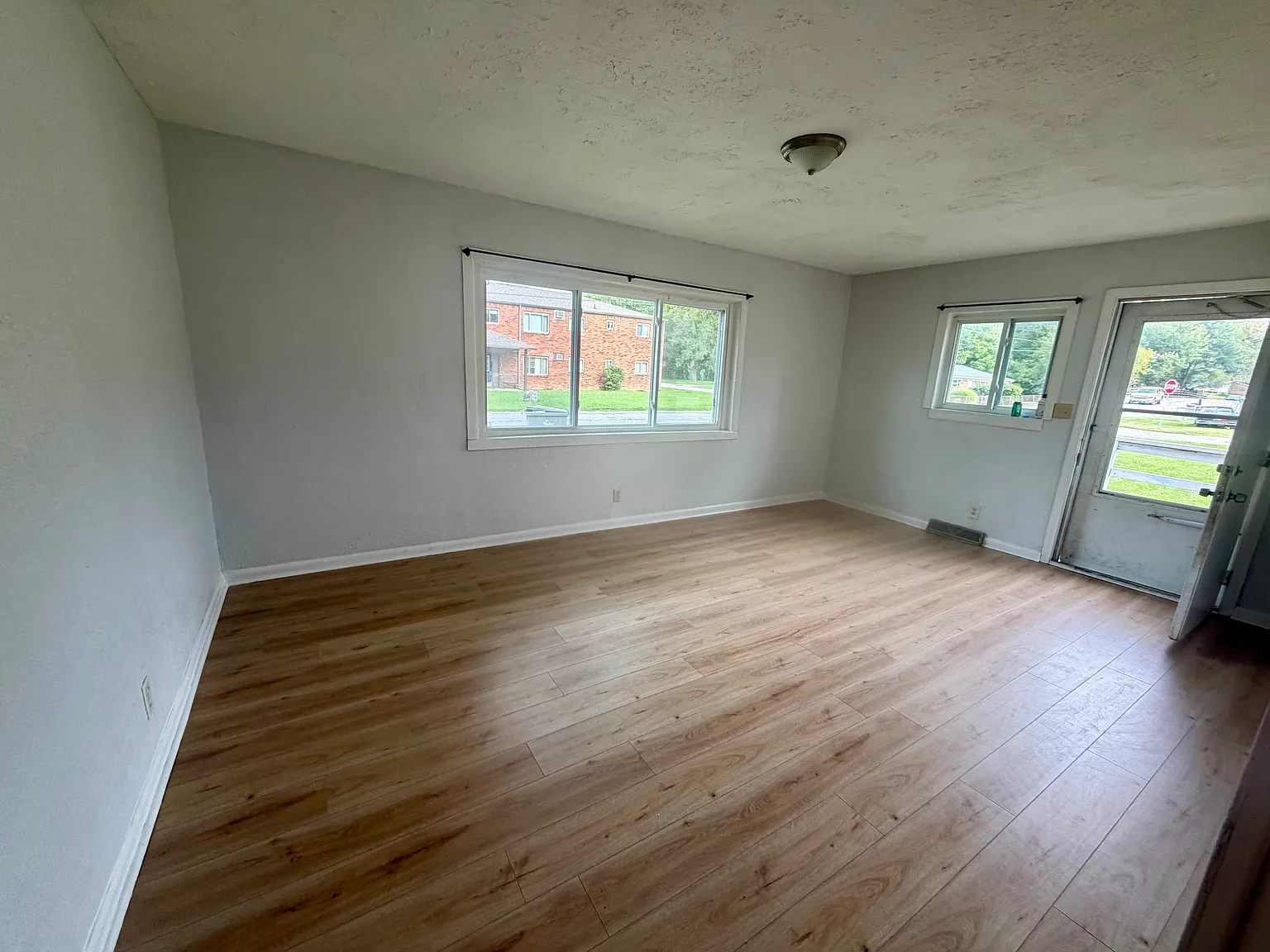 2 bed, 1000 sqft, $1,075 — Photo 3