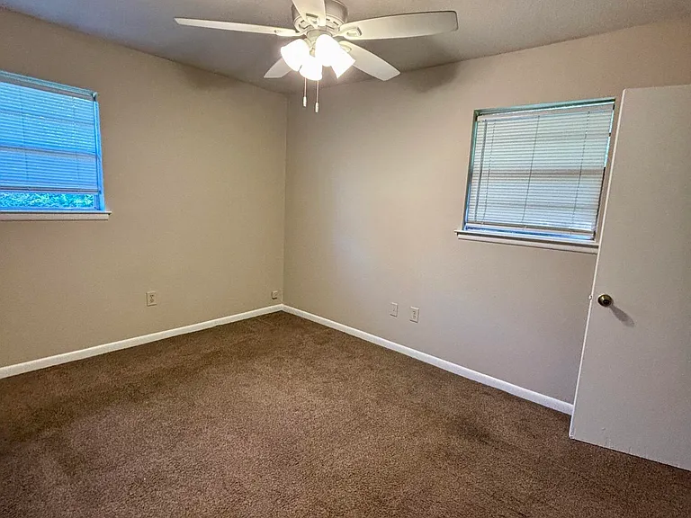 2218 Woodside Dr — Photo 9