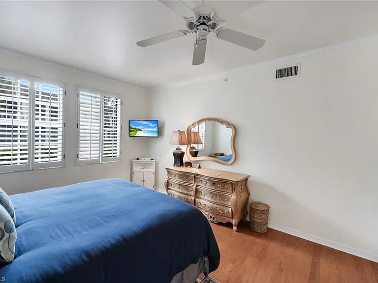 400 L Ambiance Cir #104 — Photo 14