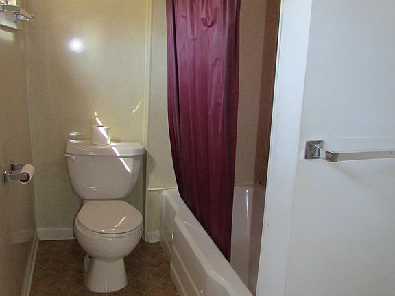 3rd image of 1820 Hemlock Ave