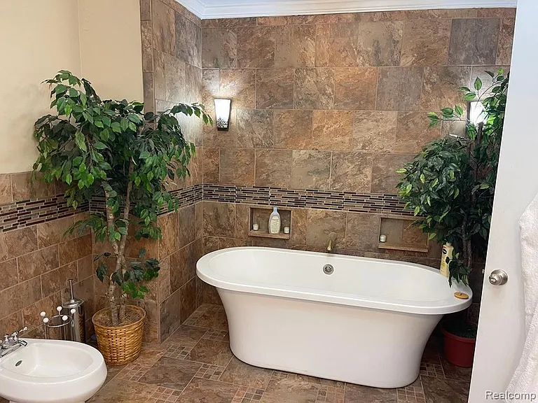 297 Vreeland Dr — Photo 9