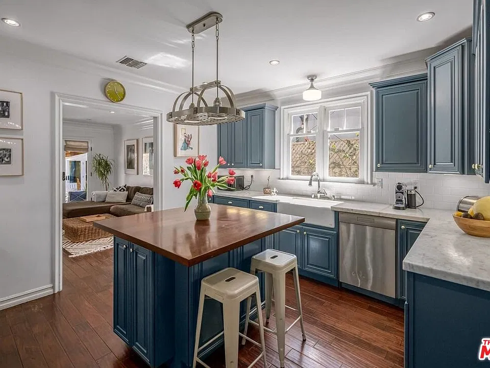 2112 Midvale Ave