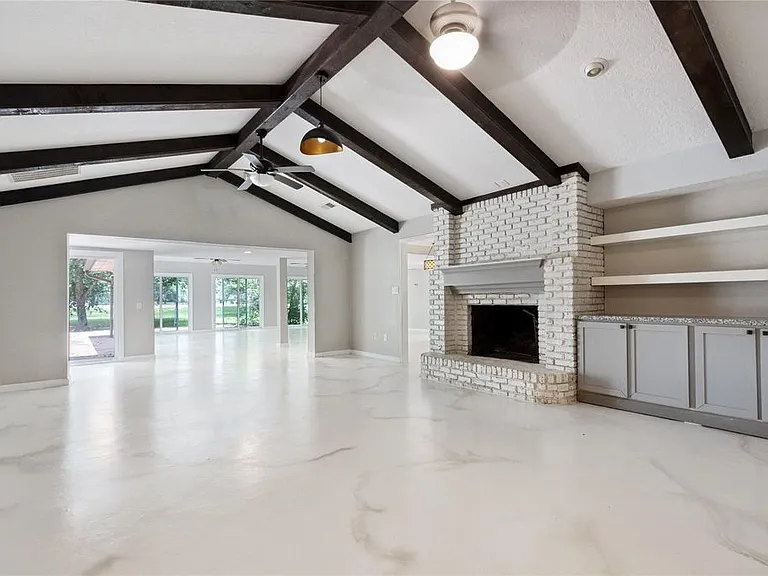 570 Roanoke Dr — Photo 3