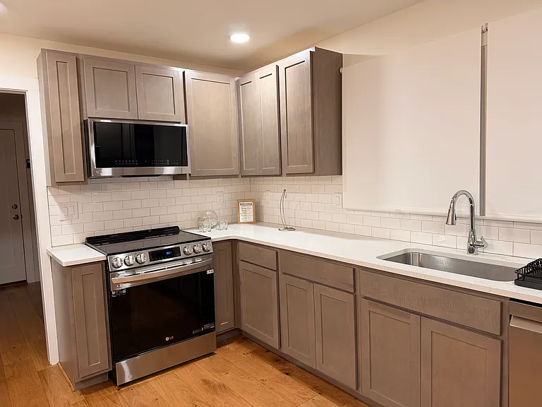 745 Hawthorne Dr — Photo 10