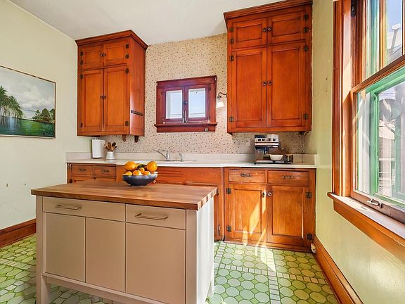 4th image of 166 East Rosedale AVENUE