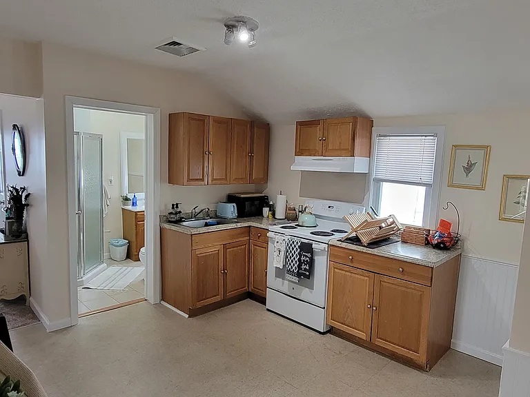 518 Midland St — Photo 3