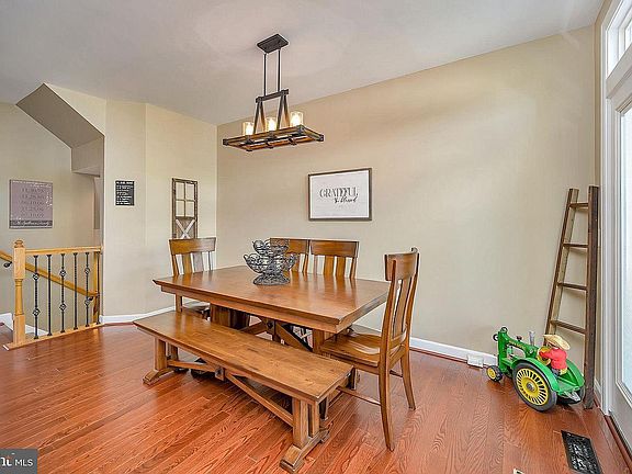 2nd image of 1031 Hotchkiss Pl