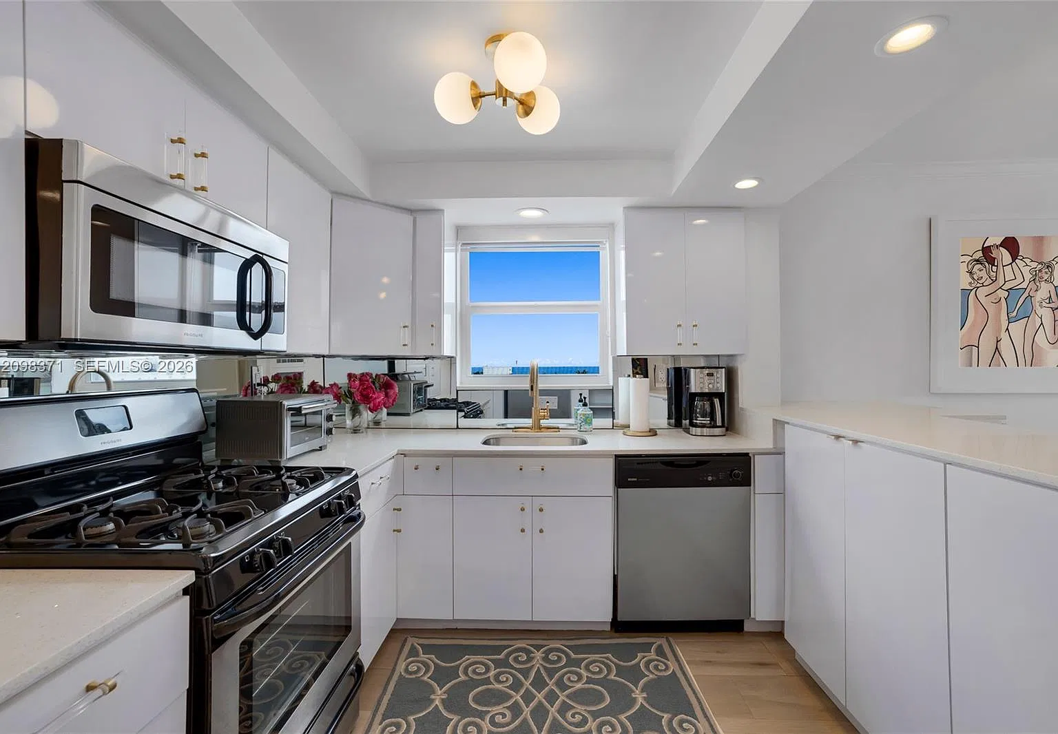 Collins Towers Condo — Photo 1