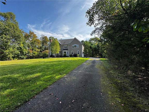 3rd image of 4 Townsend Ln