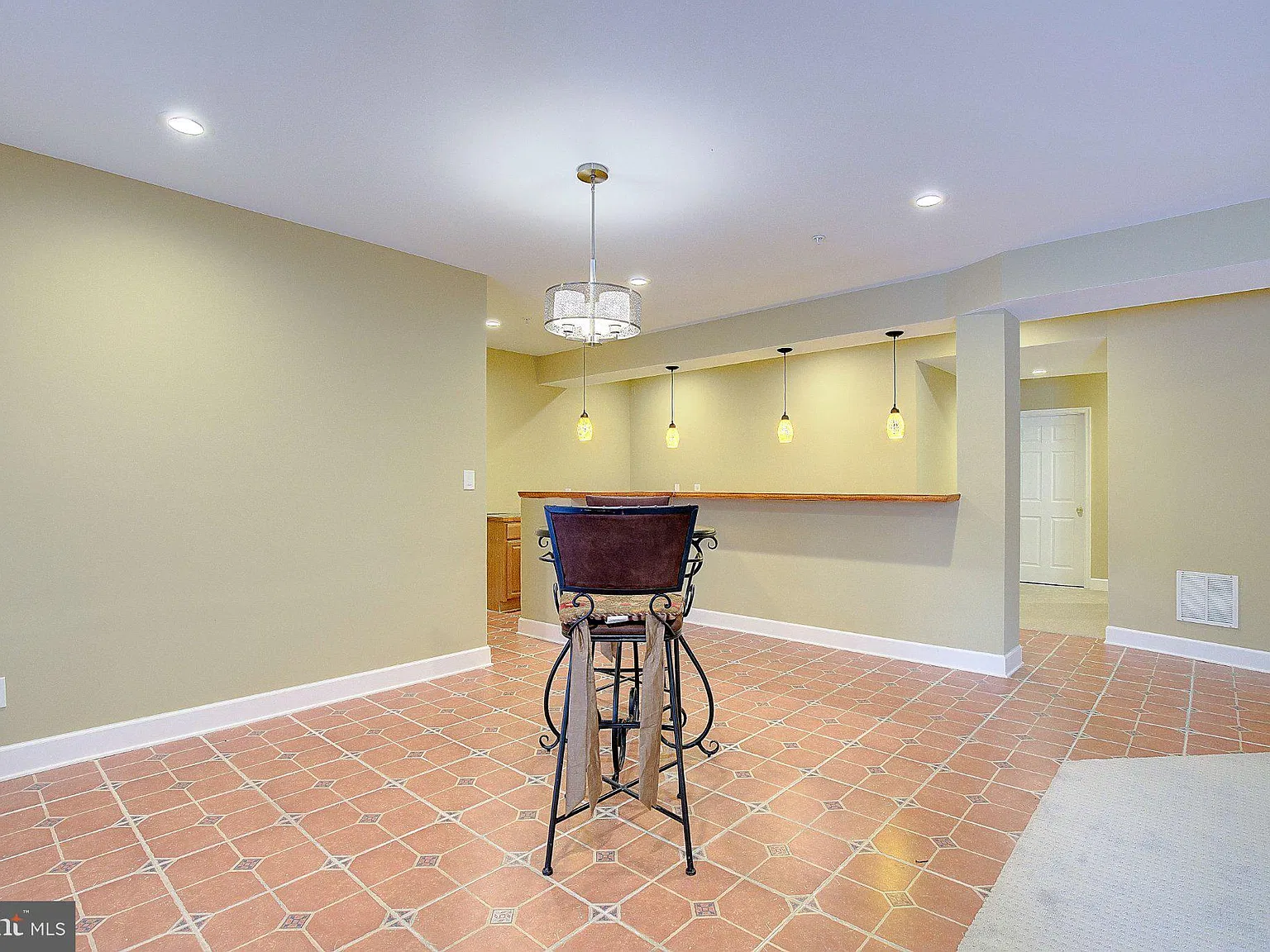 2 bed, 1.0 bath, 1600 sqft, $2,100 — Photo 2
