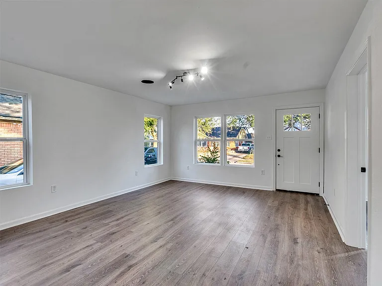 2416 Cumberland St — Photo 11