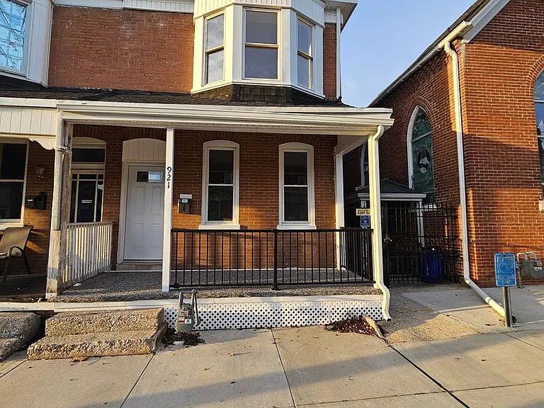 921 W Poplar St — Photo 1