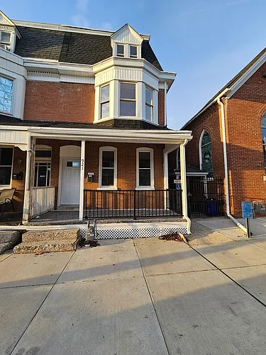 921 W Poplar St Photo 1