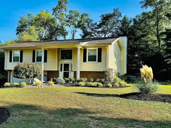 8 Old Farm Road, Tinton Falls, NJ 07724