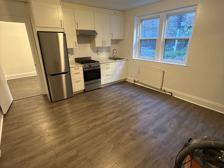 1094 College St #2 — Photo 14