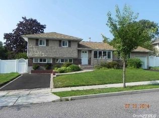 10 Halcourt Dr, Plainview, NY 11803