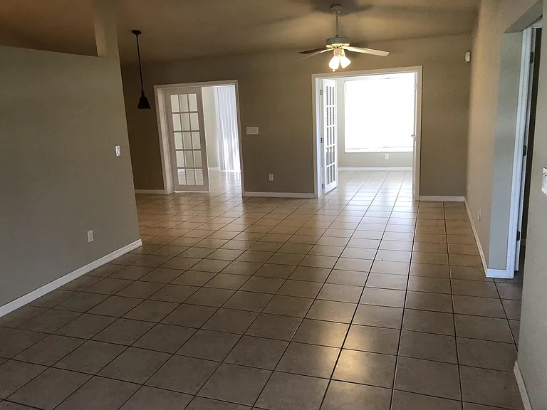 4537 SW 10th Ave — Photo 6
