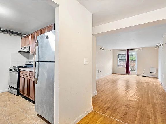 3rd image of 698 Sterling Pl #1B