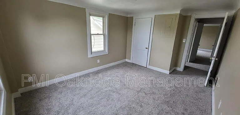 906 1/2 Race Dr — Photo 7
