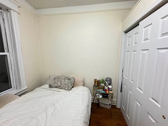 5th image of 2427 Steinway St #8