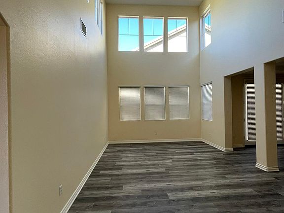 4th image of 600 Charleston Pl