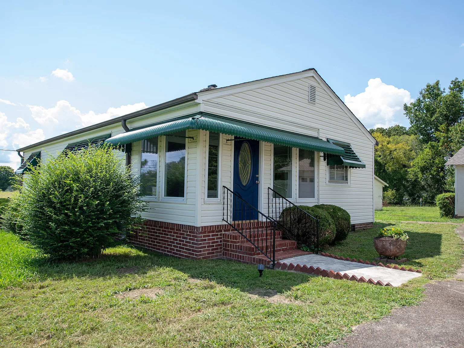 3 bed, 1.5 bath, 1216 sqft, $1,800 — Photo 1