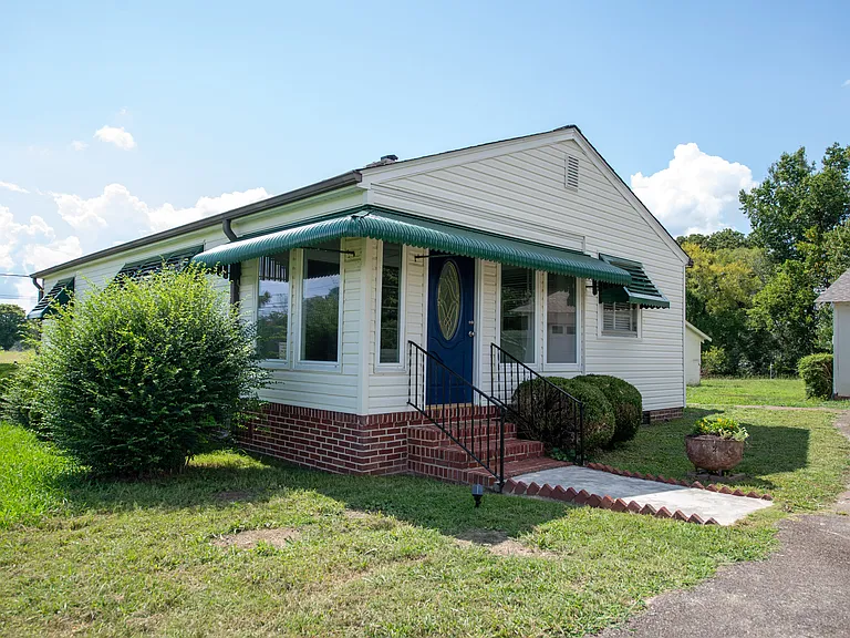 626 Lafayette Rd — Photo 1