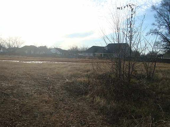 3rd image of 128 Pond Dr