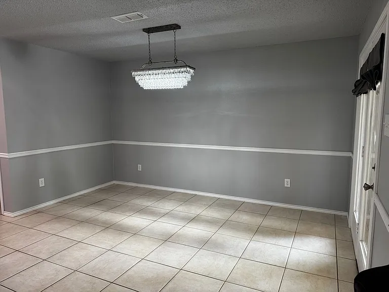 10008 York Ave — Photo 5