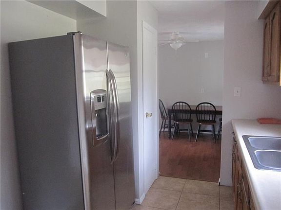 3rd image of 918 Railroad St