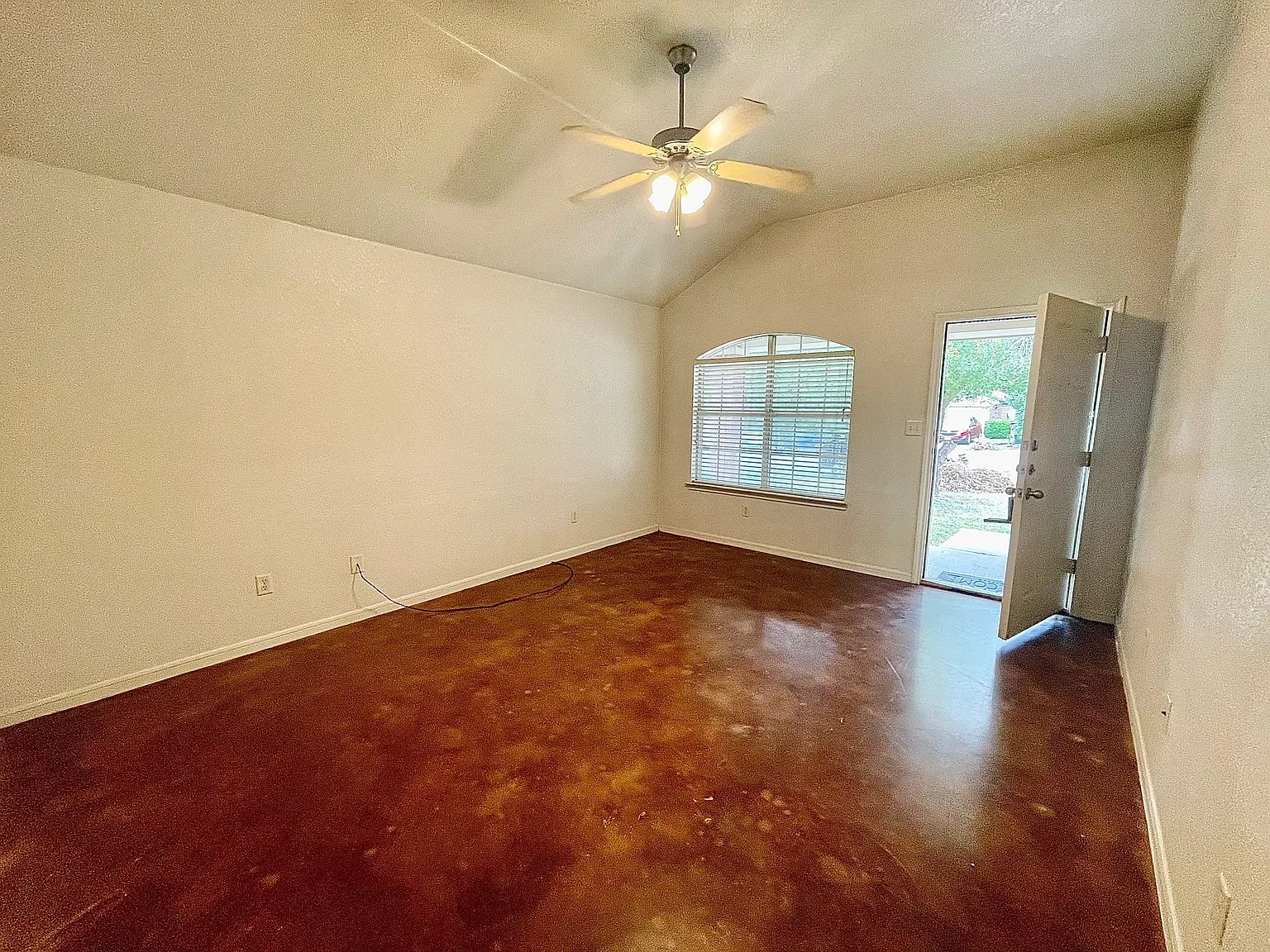 3 bed, 2.0 bath, 1308 sqft, $1,400 — Photo 4