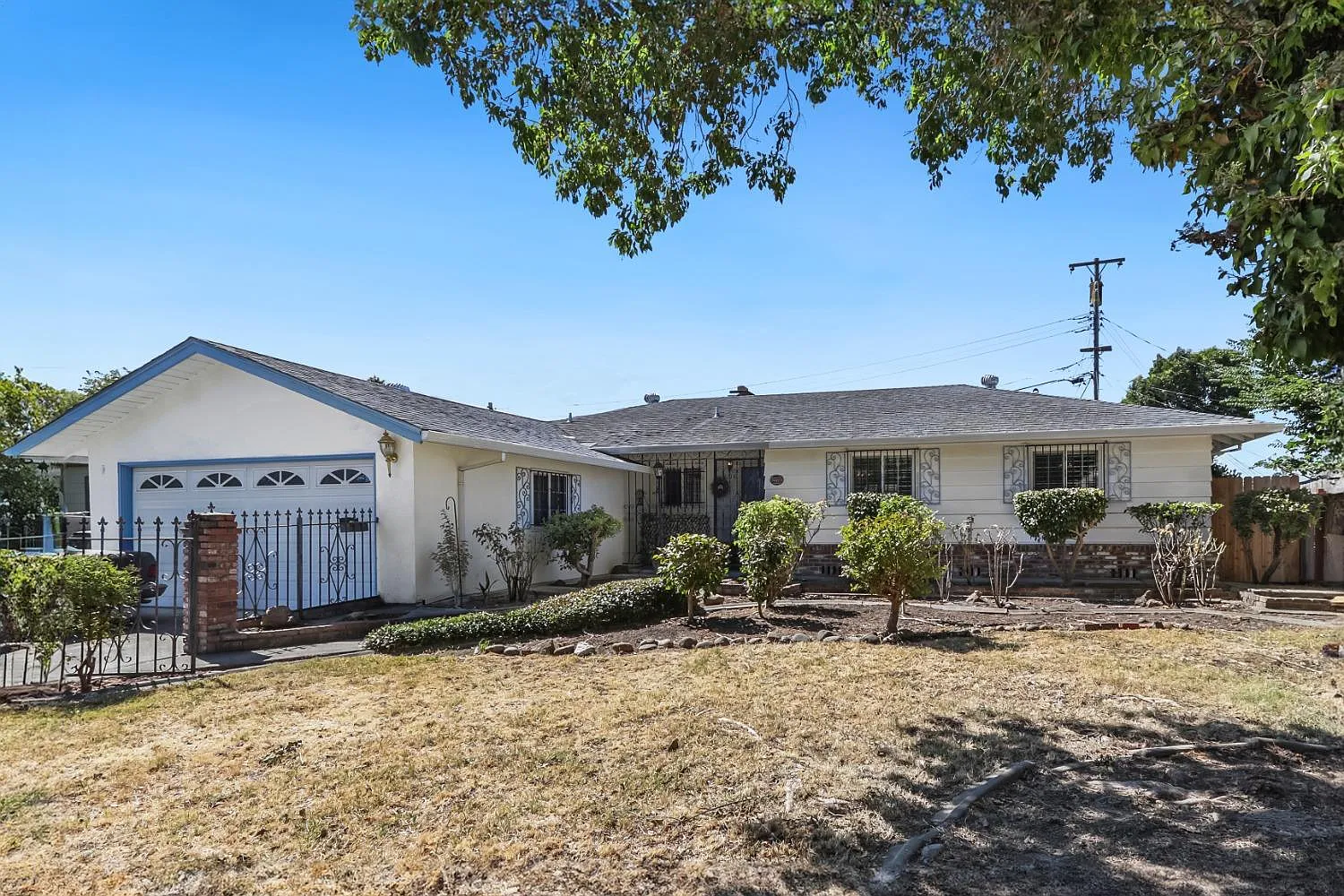 2110 Aaron Way photo 1
