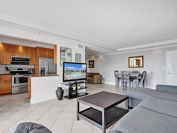 4th image of 137 Golden Isles Dr APT 1105
