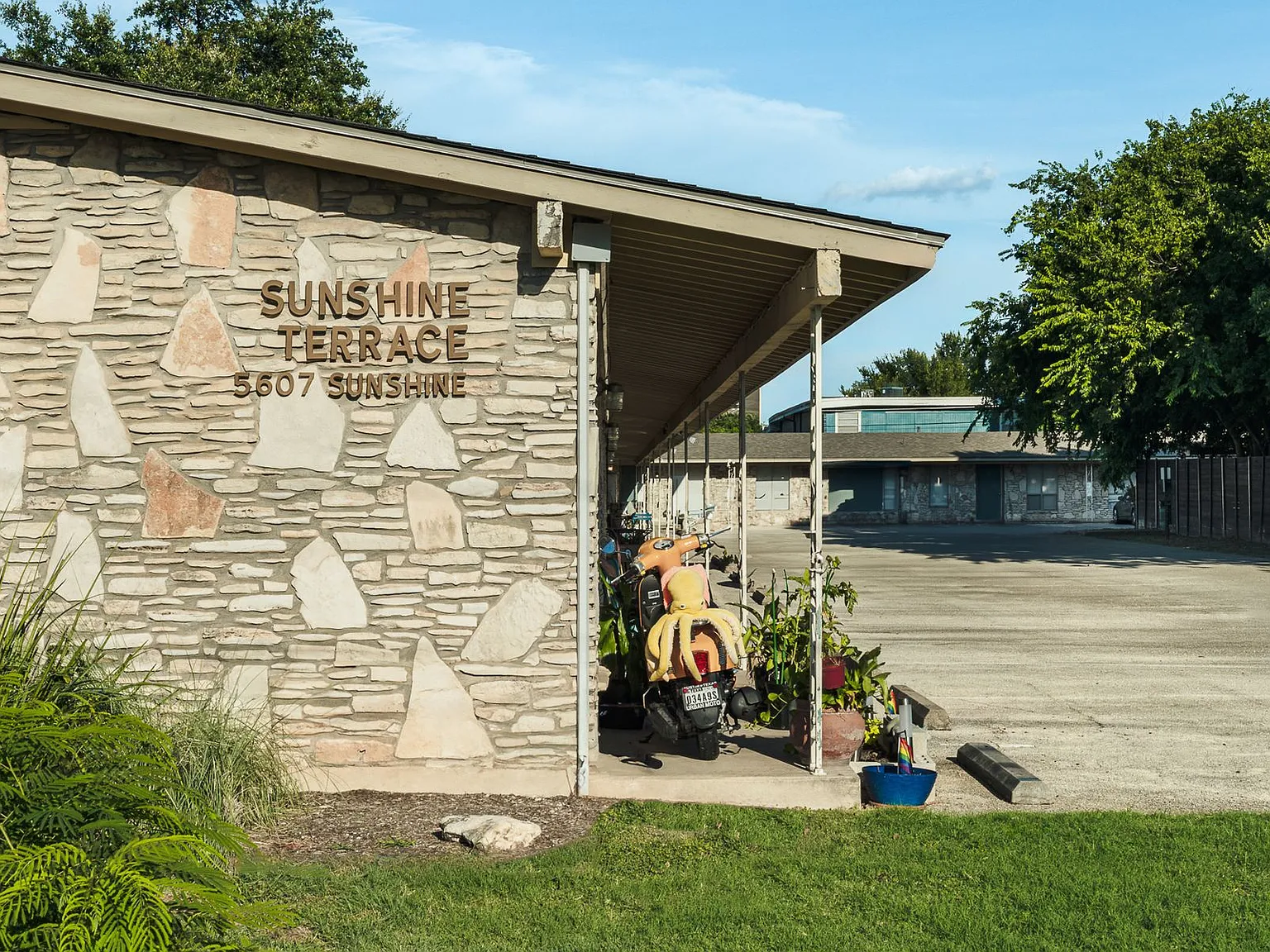 Sunshine Terrace Apts. — Photo 1