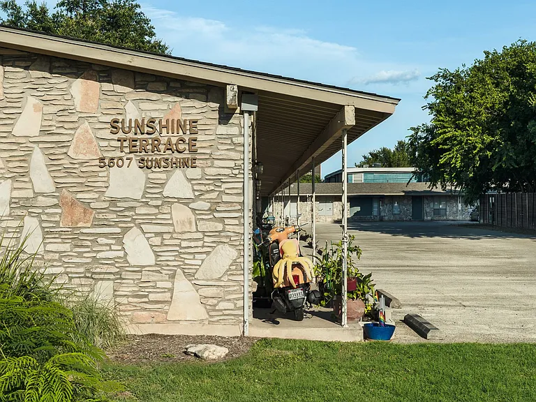Sunshine Terrace Apts. — Photo 1