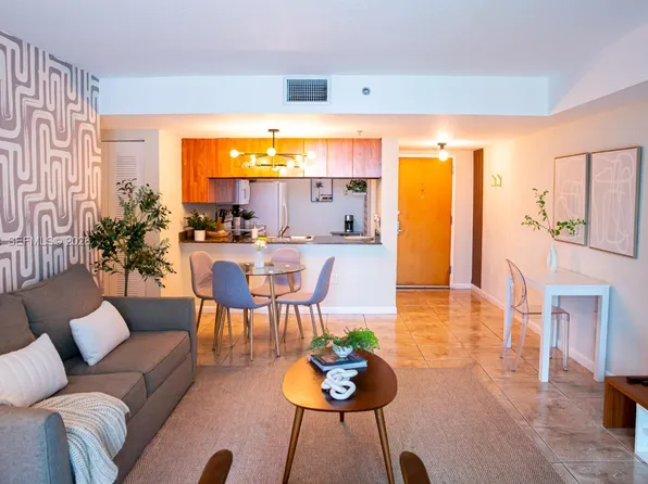 1200 Brickell Bay Dr APT 3215, Miami, FL 33131