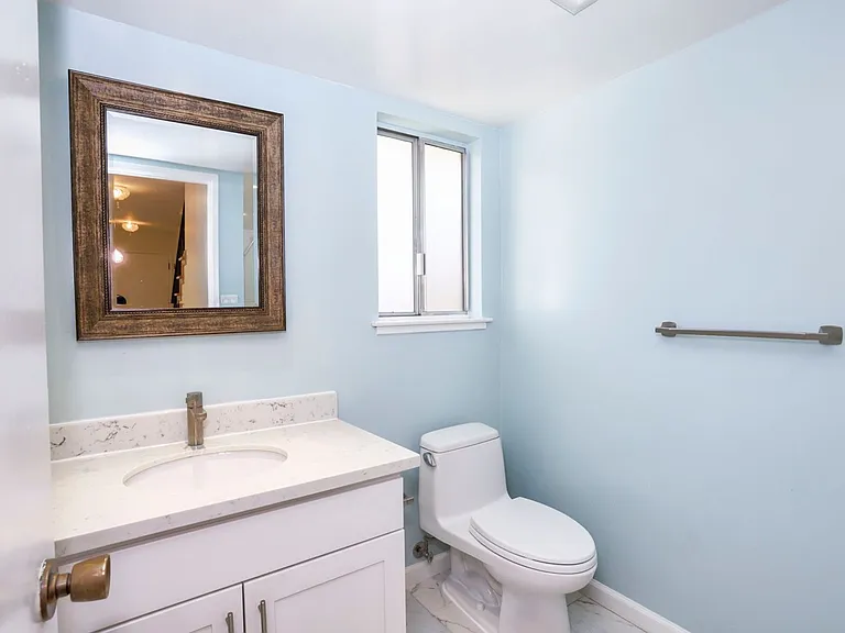 264 W Oakwood Blvd — Photo 8