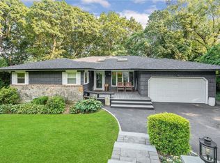 35 Ridge Dr, Plainview, NY 11803