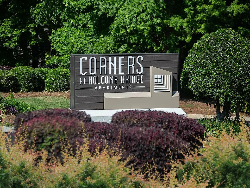 Corners at Holcomb Bridge