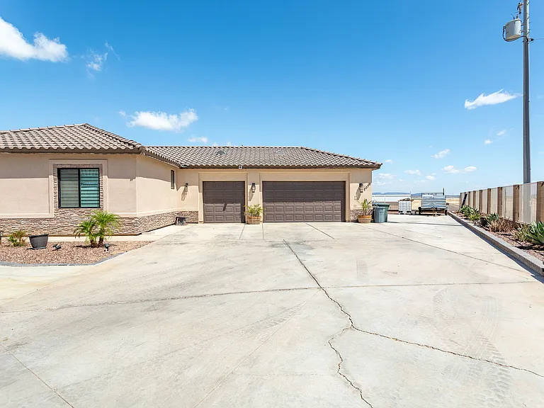 2070 S Araby Rd — Photo 10