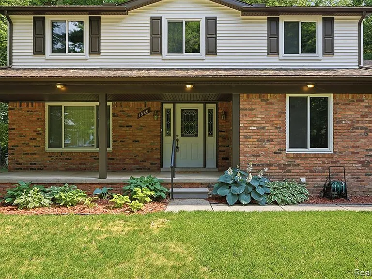 1880 Welling Dr — Photo 2