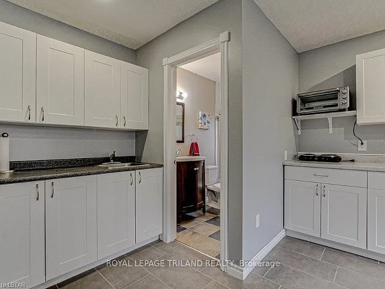 256 Edinburgh St #UPPER — Photo 8
