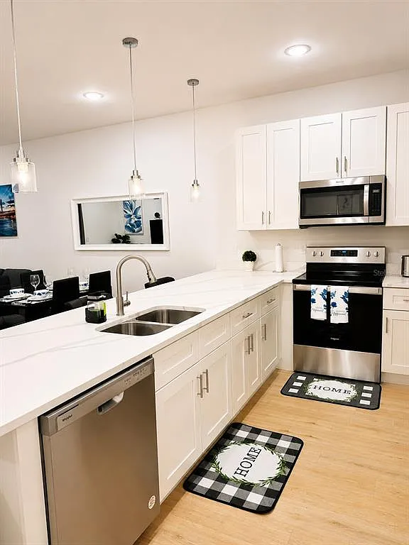 3 bed, 2.0 bath, 3527 sqft, $1,995 — Photo 4