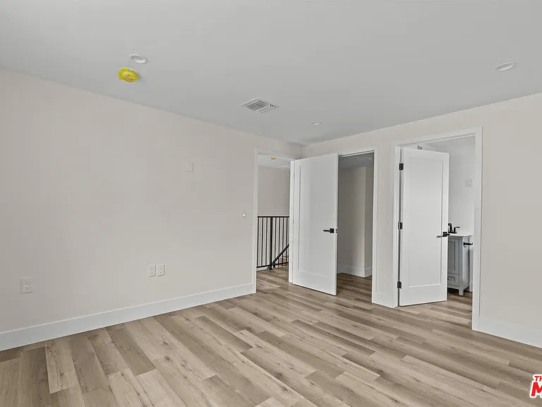 546 N Genesee Ave — Photo 7