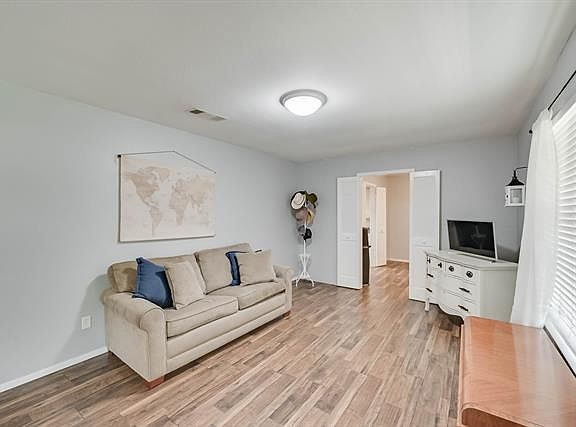 5th image of 212 Shadowoak Dr