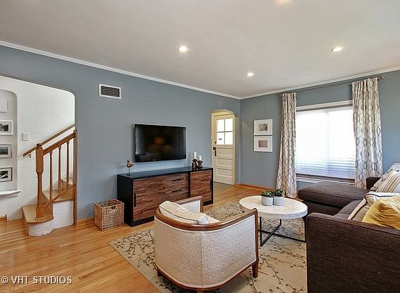 3rd image of 842 N Lombard Ave