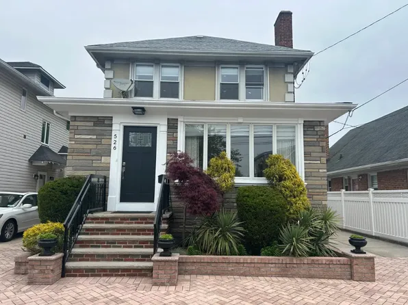 526 Beach 132nd St, Belle Harbor, NY 11694