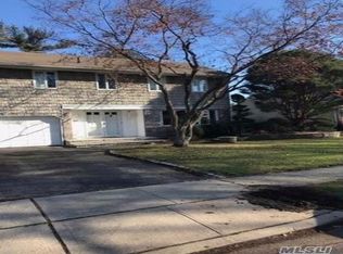 27 Lynwood Dr, Westbury, NY 11590