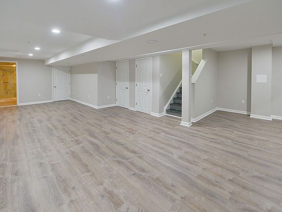 5th image of 200 Rolling Hill Dr