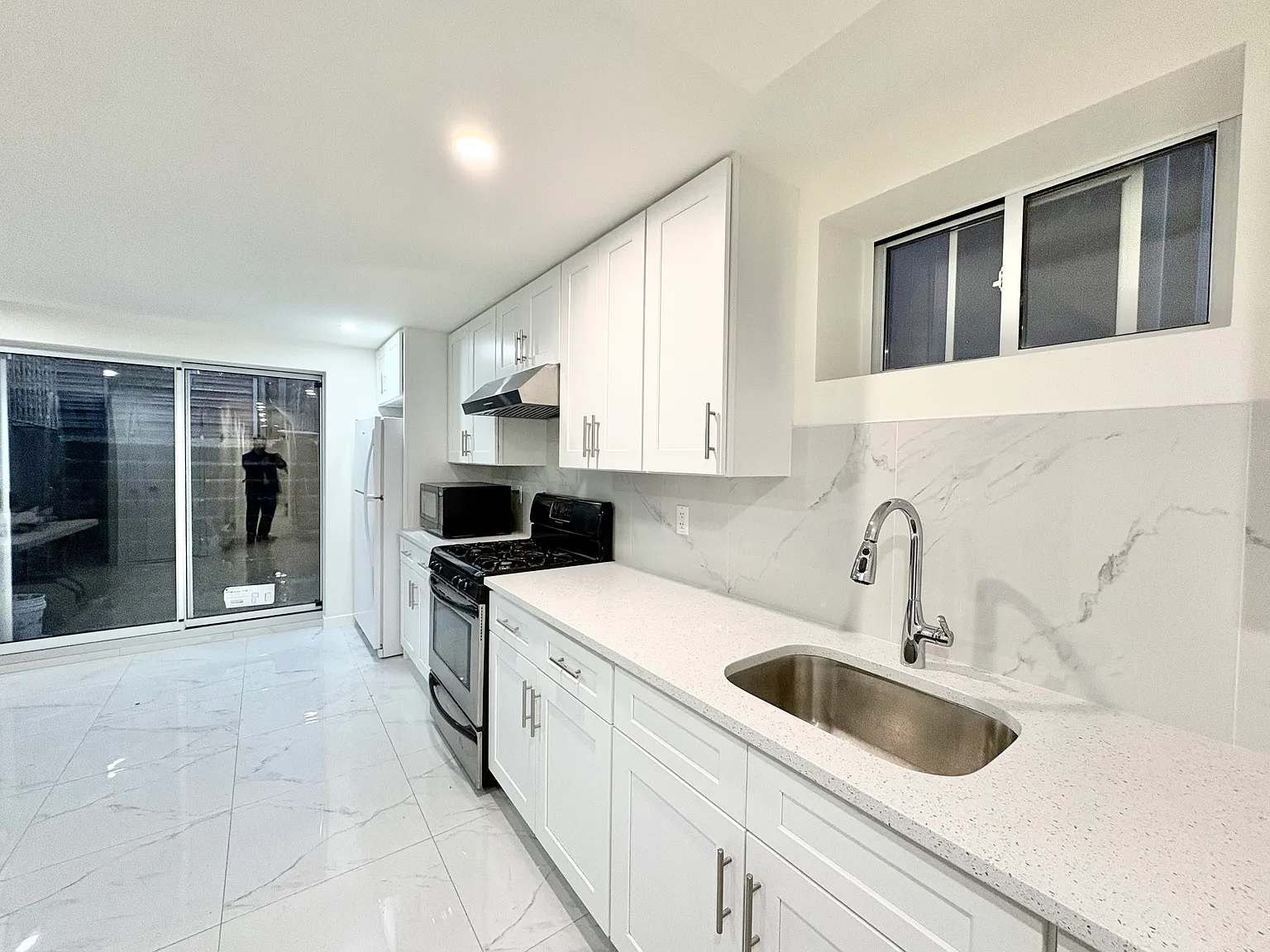 2 bed, 800 sqft, $2,200 — Photo 1